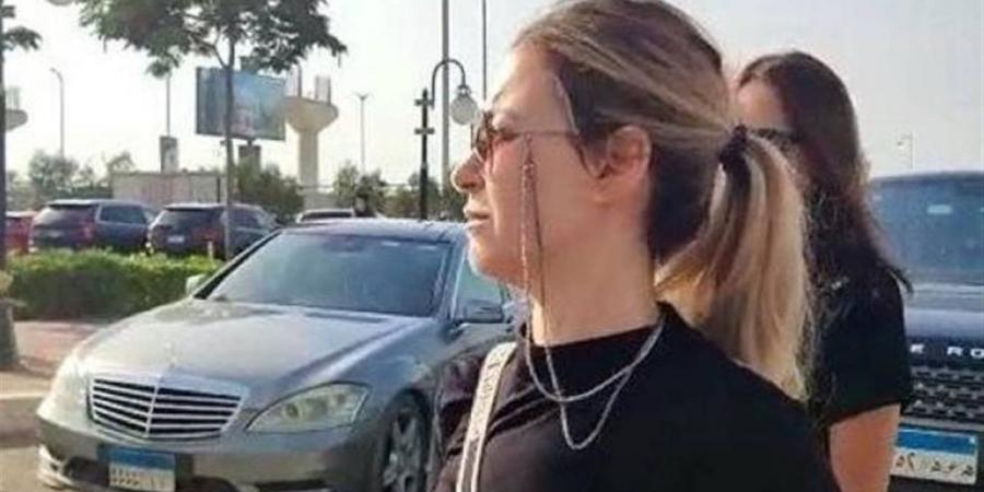 منة شلبي تستقبل عزاء والدها وسط حضور فني واسع