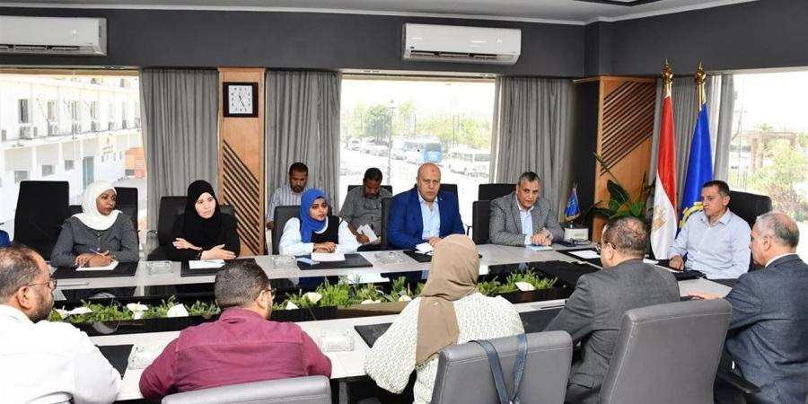 محافظ أسوان يوجه بإعداد خطة لمشاركة الشباب في مبادرة الوطنية للمشروعات الخضراء الذكية