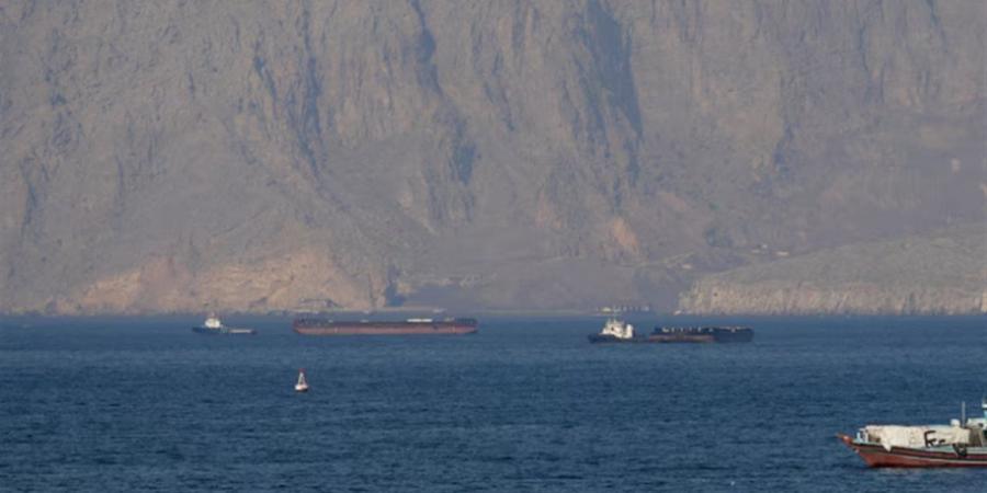 تليجراف: "أسطول الظل" الإيراني يتحدى الحصار الأمريكي في مضيق هرمز وسط تصاعد التوتر البحري