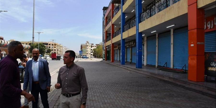 محافظ أسوان يغلق فرن مخبوزات يستخدم إسطونات غاز منزلية خلال جولة مفاجئة