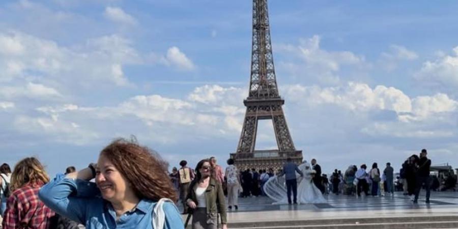 إطلالة صيفية خاصة لـ انتصار ونجلها من باريس (صور)