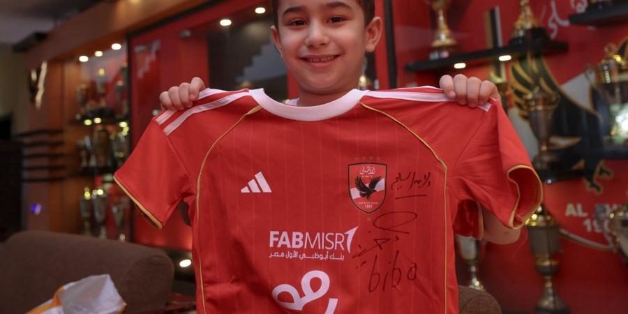 الخطيب يستقبل سليم أسامة صاحب مشهد مدرج الصالات.. صور