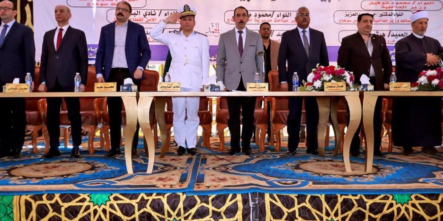 محافظ سوهاج يشهد صلحًا بين أبناء العمومة من عائلة "العضايمة" بقرية الصوامعة