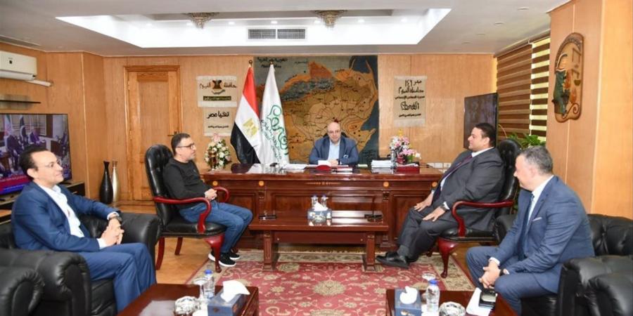 محافظ الفيوم يبحث آليات تعزيز التعاون مع مسؤولي شركة "بتروسيلا" في المجالات الخدمية
