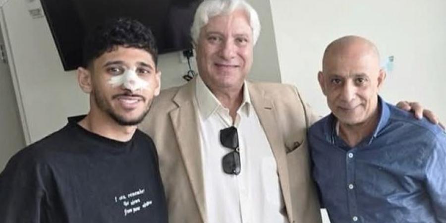 عبد الناصر محمد يزور قطة فى المستشفى بعد جراحة كسر الأنف