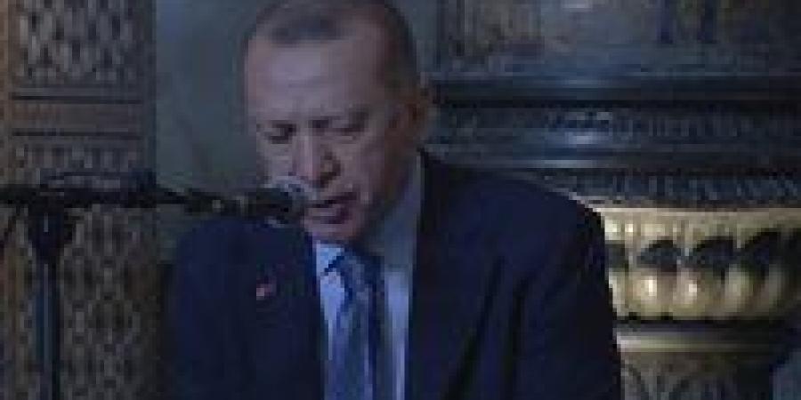 أردوغان يتلو القرآن في حفل تخرج.. مشهد يلفت الأنظار