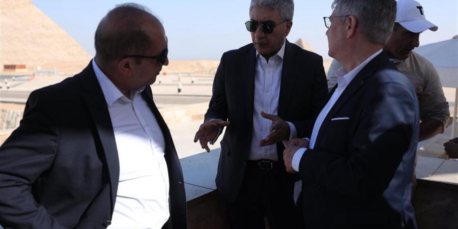 وزير السياحة يلتقي رئيس اتحاد شركات السياحة الألمانية وكبار منظمي الرحلات بالأهرامات