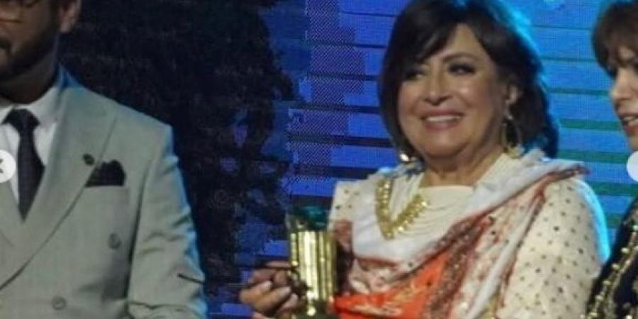 حنان مطاوع تحتفي بتكريم والدتها سهير المرشدي في مهرجان عنابة