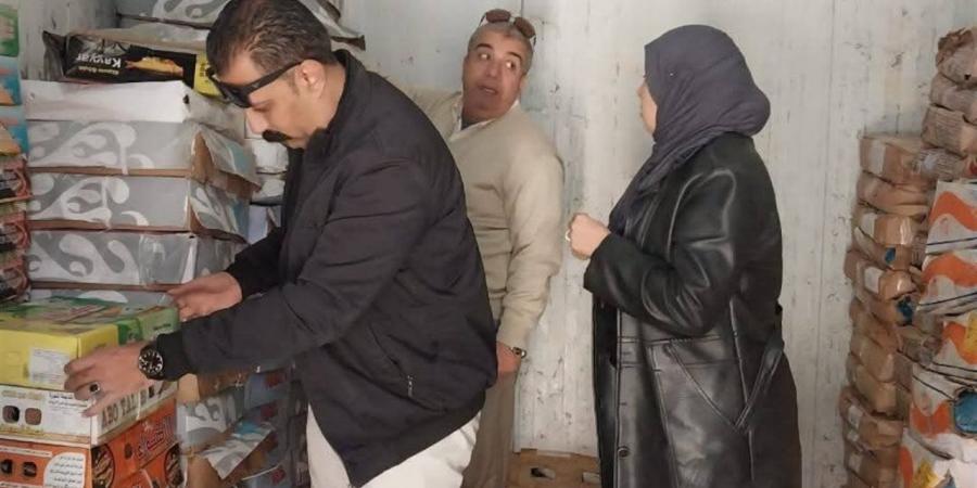 ضبط كميات كبيرة من السلع الغذائية والمبيدات الفاسدة بالغربية