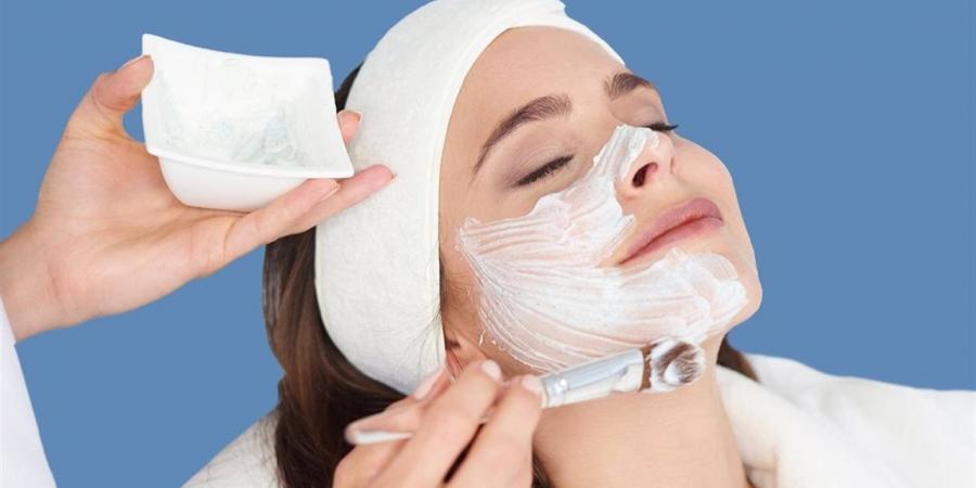 وصفات طبيعية أم منتجات طبية؟ أيهما أفضل للبشرة؟