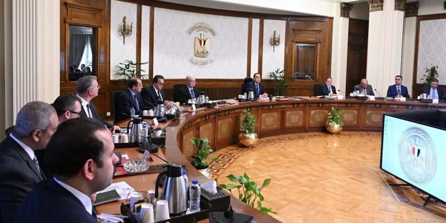 الحكومة تقرر العودة للمواعيد الطبيعية لغلق المحال وتوجه بإطلاق مبادرة للتحول للطاقة الشمسية