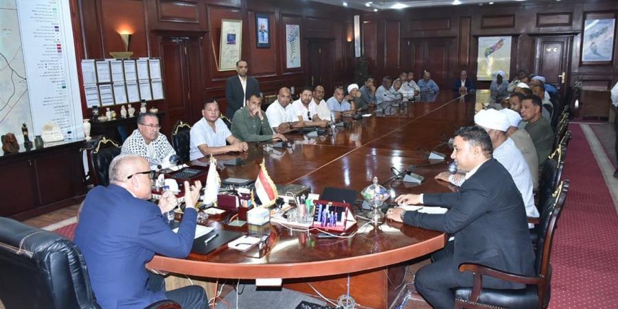 محافظ الأقصر يستقبل أهالي البغدادي ويستمع لمطالبهم بحضور القيادات التنفيذية