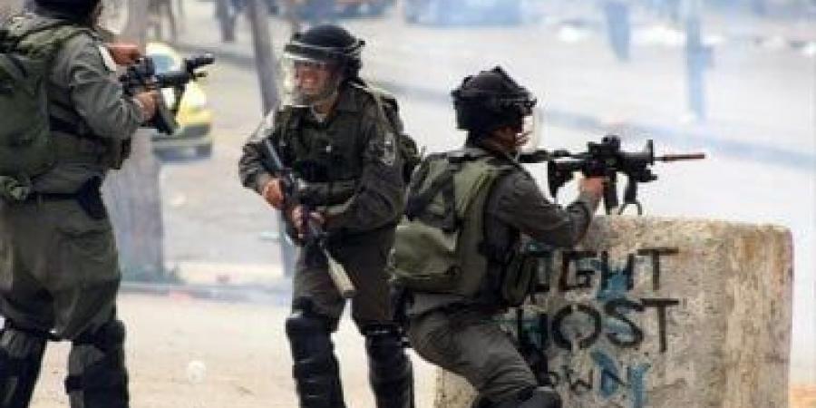 قوات الاحتلال تغلق طرقا ببيت لحم ومستوطنون بقطعون أشجار الزيتون بالضفة