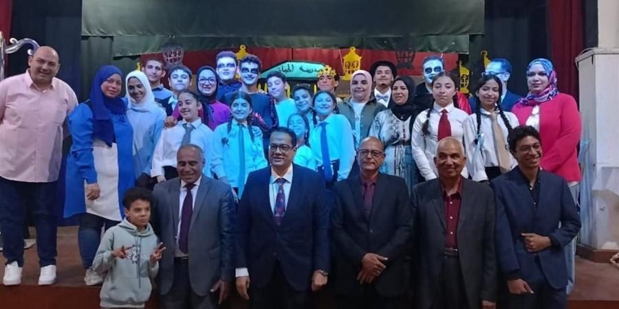 وكيل تعليم الغربية يشهد العرض المسرحي "مدينة الظلال" على مسرح المديرية