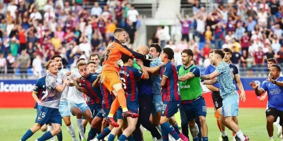 اشتباكات واعتداء باللكمات في مباراة هويسكا وسرقسطة في إسبانيا