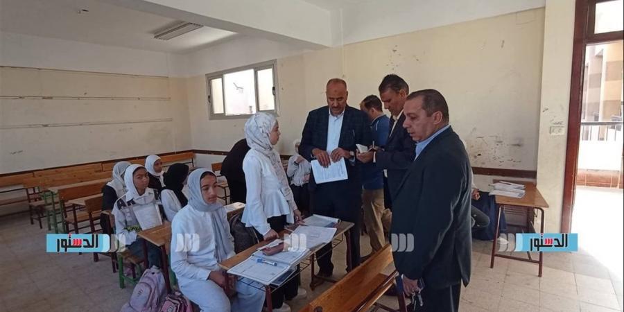 وكيل تعليم بني سويف يتفقد مدرسة الإسكان الاجتماعي للتعليم الأساسي