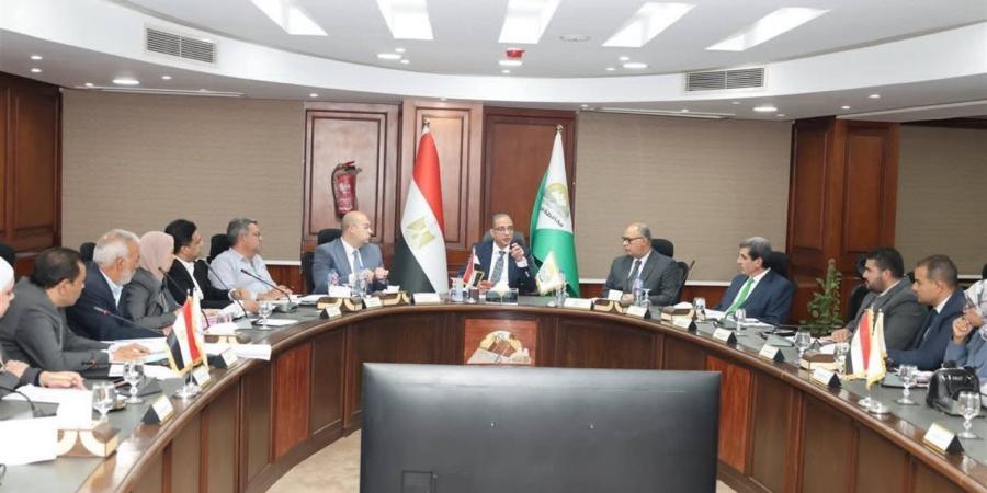 محافظ الجيزة يستعرض معدلات تنفيذ مشروع الجبانات