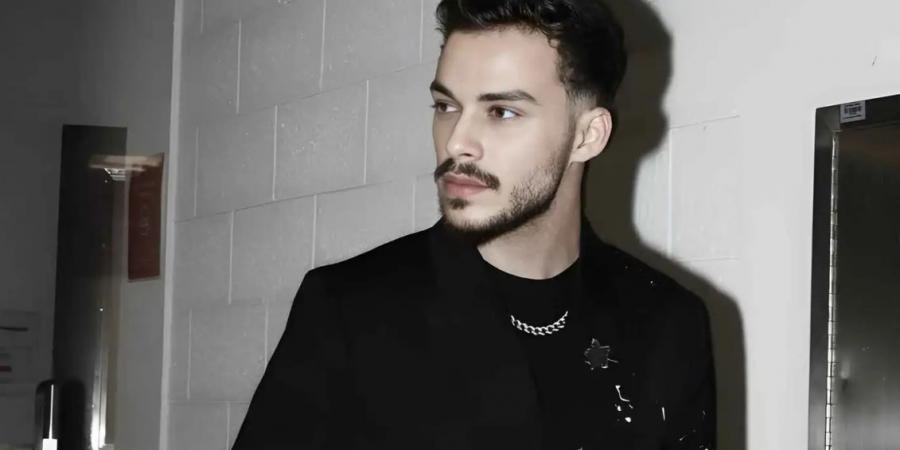 بعد تعميم القبض عليه وتبرأ والده منه.. من هو المطرب حسام السيلاوي؟