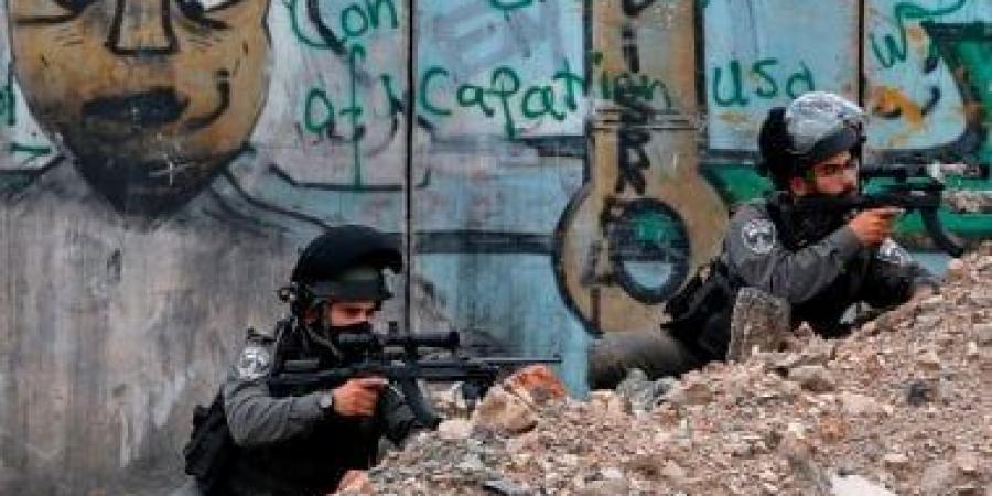 تصعيد جديد غرب أريحا.. مستوطنون يغلقون طريقا حيويا ببوابة حديدية