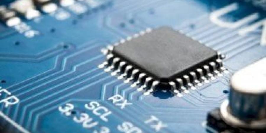 سر القوة الخفية في موبايلك.. كيف تُصنع الترانزستورات بحجم الذرة؟