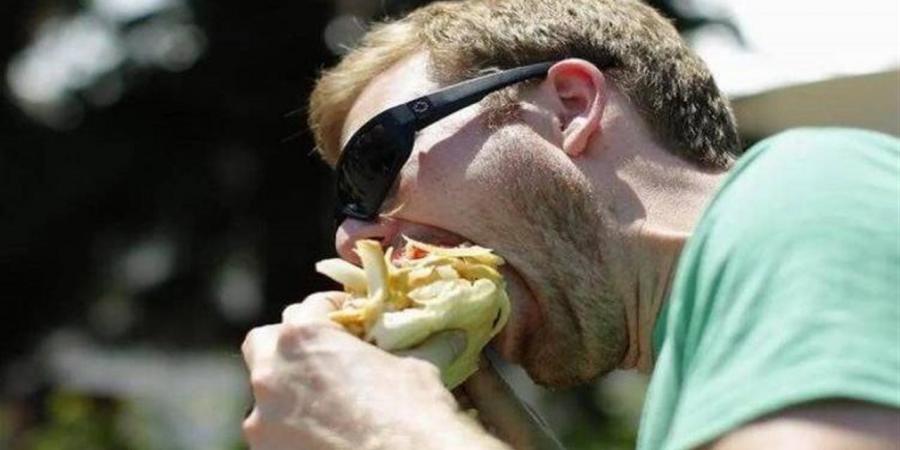 مخاطر تناول الطعام بسرعة وتأثيره على الهضم وزيادة الوزن