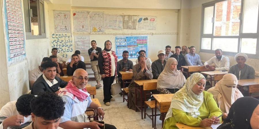 جامعة دمنهور تقضي على أمية 145 مواطنًا في قافلة أبو المطامير