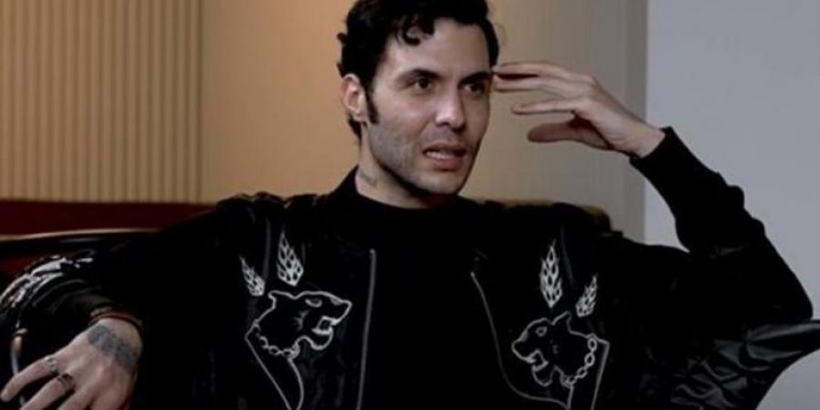 قام بإشارة غير لائقة للصحافيين خلال عزاء.. فنان شهير في ورطة! (صورة)