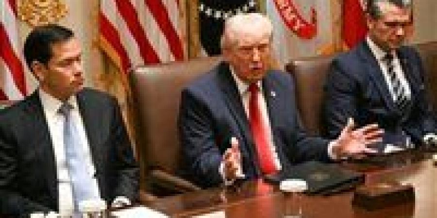 ترامب يطالب إيران بـ "التعقل" بينما يدرس الخيارات العسكرية بشأن مضيق هرمز