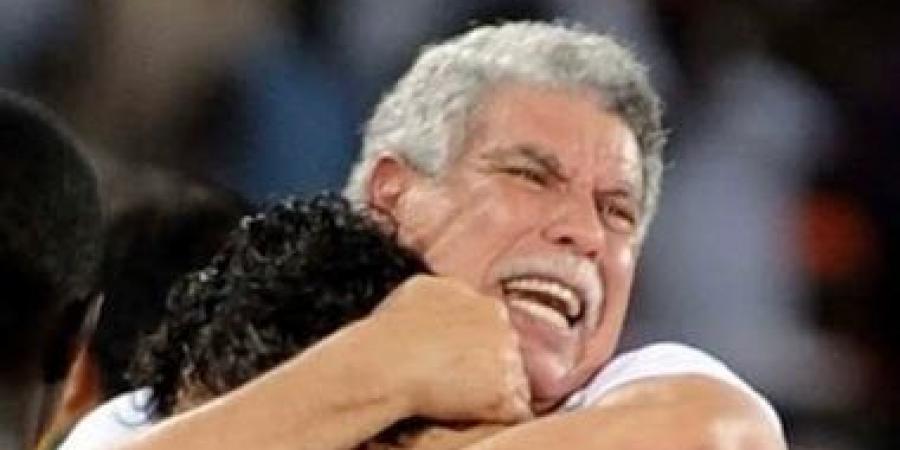 أحمد حسن يدافع عن المعلم: "ابلعوا لحسن شحاتة الزلط"