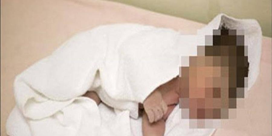 دفن جثة الرضيع ضحية جدته وعمته بعد حقنه بكلور في الصف