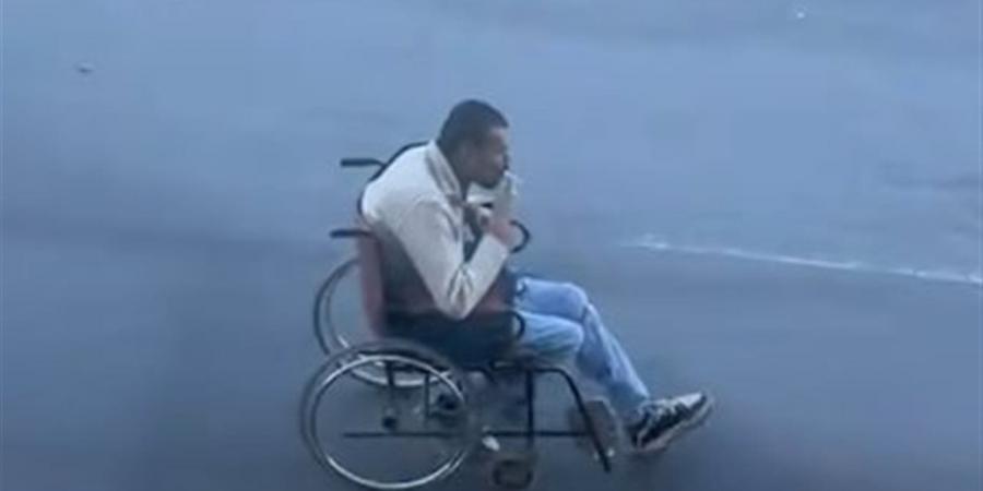رجل يتقمّص الإعاقة لكسب العطف… فيديو صادم يكشف حيلة التسوّل (فيديو)
