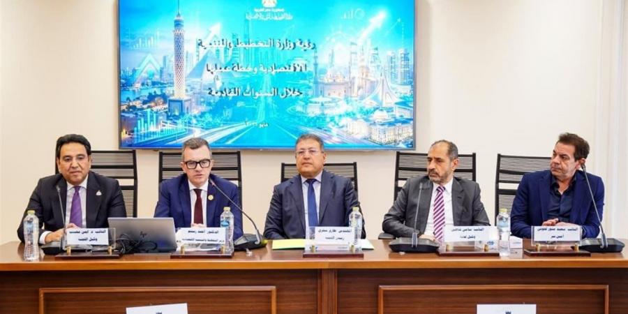 وزير التخطيط يستعرض مستهدفات خطة التنمية الاقتصادية والاجتماعية للعام المالي المقبل ومؤشرات الأداء
