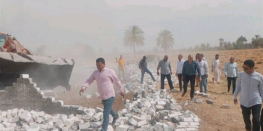 إزالة 20 حالة تعد علي أملاك الدولة والمتغيرات المكانيه بمركز سمالوط شمال المنيا