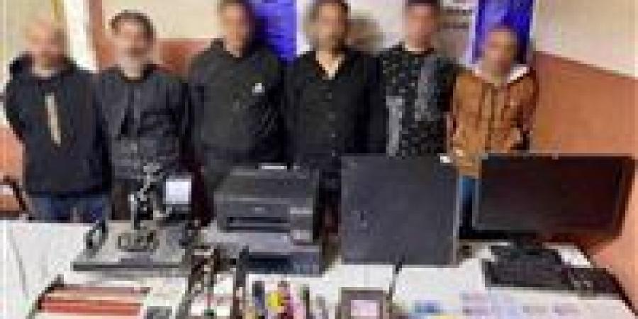 بطاقات شخصية وكارنيهات.. ضبط تشكيل عصابي يزوير المحررات الرسمية للحصول على القروض بالقاهرة