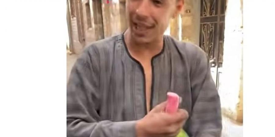 لو قرعة بتاعتي.. فيديو طريف لبائع بطيخ متجول (فيديو)