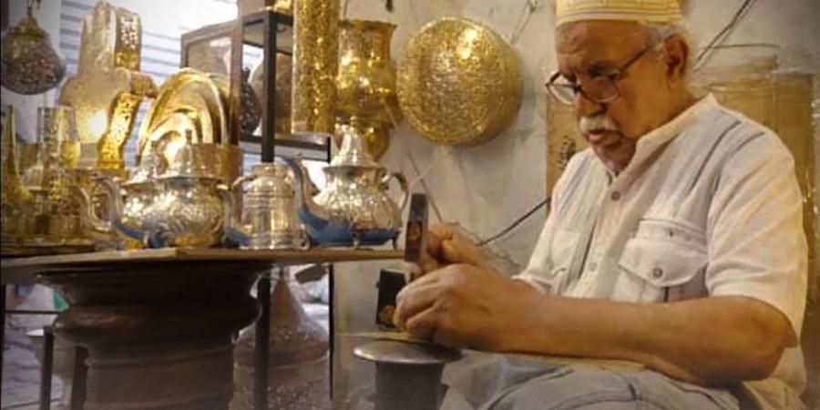 صانع التحف عادل جمعة ينقش المعادن بقلبه: «مهنتى عمرها 1000 عام»