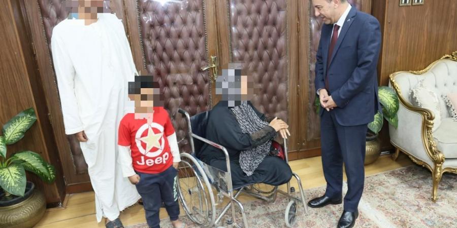 محافظ المنوفية يلتقي عدد من الحالات الإنسانية ويقرر صرف مساعدات مالية عاجلة مراعاة لظروفهم المعيشية
