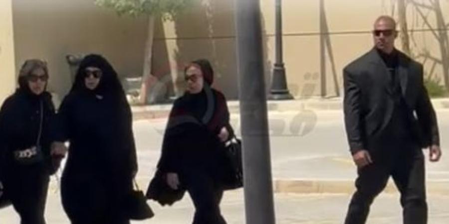 فيفي عبده ولبلبة.. بدء توافد نجوم الفن على جنازة هاني شاكر| صور