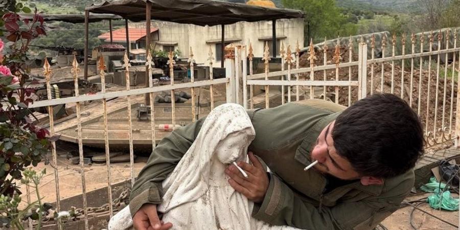 للمرة الثانية.. جندي إسرائيلي يهين تمثال للسيدة مريم العذراء في لبنان
