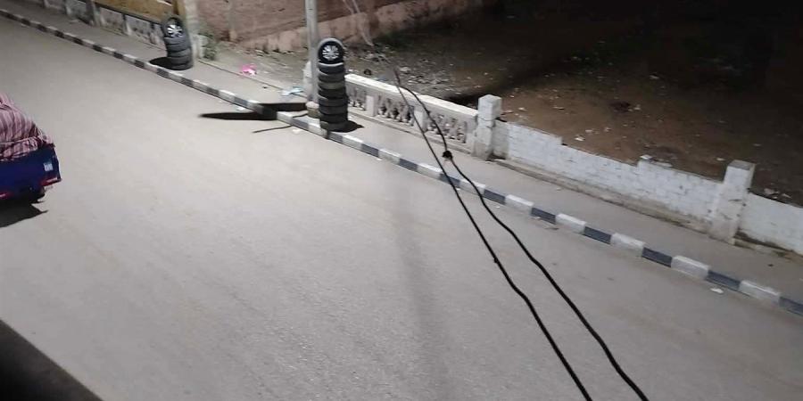 جرس إنذار قبل الكارثة.. توصيل كهرباء بسور الكوبري العلوي في الفيوم يهدد أرواح المارة أمام مسجد ناصر