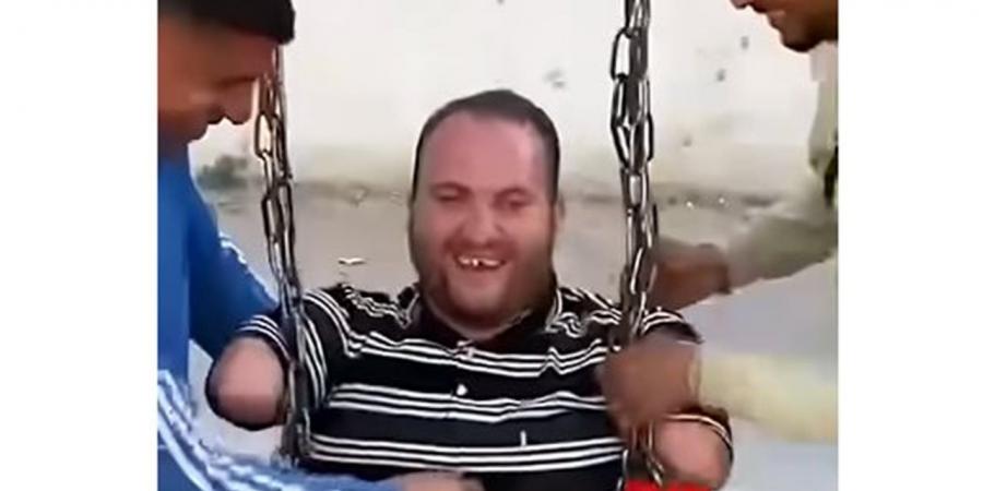 فرحة بأبسط طريقة.. فلسطيني من ذوي الهمم يستمتع بوقته مع أصدقاءه كالأطفال (فيديو)