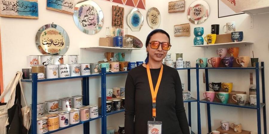 من الأشجار إلى الزينة.. رنا تبدع بصناعة المنتجات الخشبية وتحويلها لديكور منزلي (فيديو)
