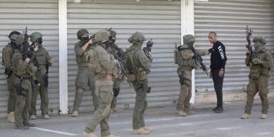الاحتلال الإسرائيلي يعتقل فلسطينيا بالقدس.. ومستوطنون يحرقون منزلا جنوب نابلس