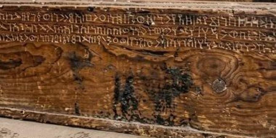 تابوت منقوش باللغة العربية يحكى قصة التاجر اليمنى زيد إيل فى مصر