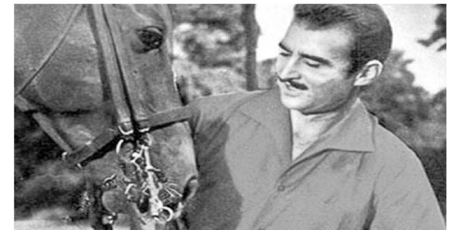 أسرار في حياة أحمد مظهر.. رصاصة دمرت حياته الزوجية وقاطع شقيقته بسبب التمثيل