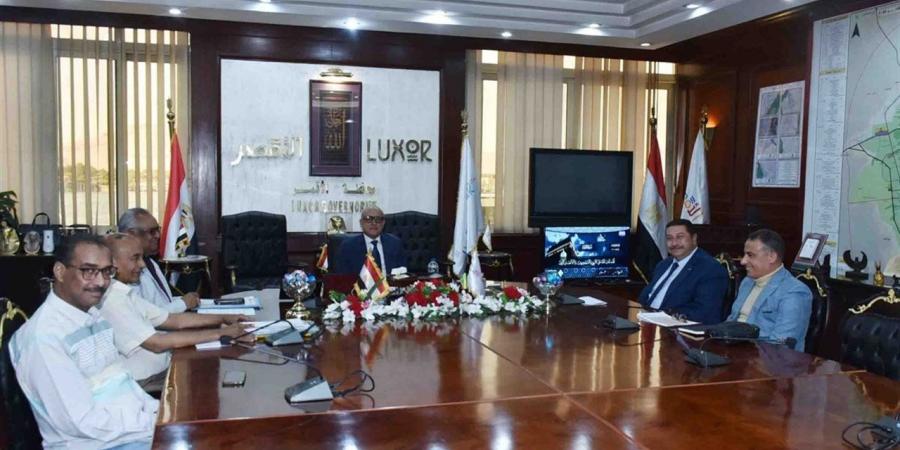 محافظ الأقصر يكرم محمود باسل وكيل وزارة العمل