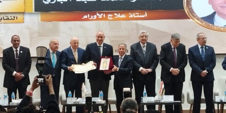 رئيس جامعة مدينة السادات يُتوَّج بلقب «الطبيب المثالي» تقديرًا لمسيرته العلمية خلال احتفالية يوم الطبيب المصري الـ48