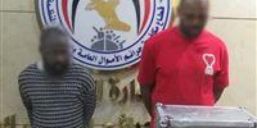القبض على أجنبيين احتالا على المواطنين بزعم قدرتهم على تبييض الأموال بالتجمع