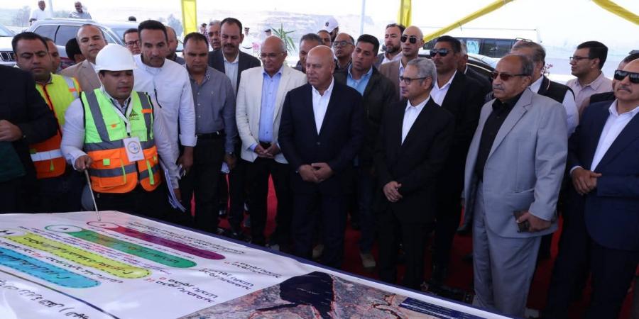 وزير النقل يشهد التشغيل التجريبي للمرحلة الأولى من محور الفشن التنموي ببني سويف ويفتحه أمام حركة المرور