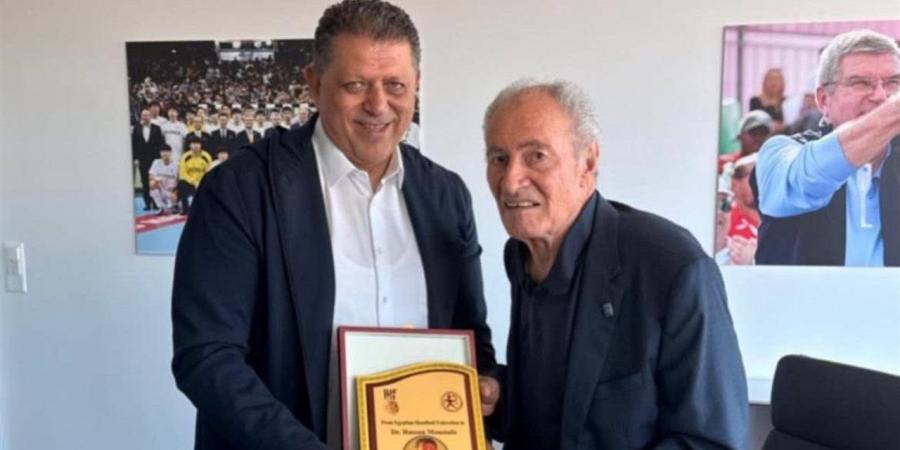 خالد فتحي يكرّم حسن مصطفى خلال افتتاح المقر الجديد للاتحاد الدولي لليد بسويسرا